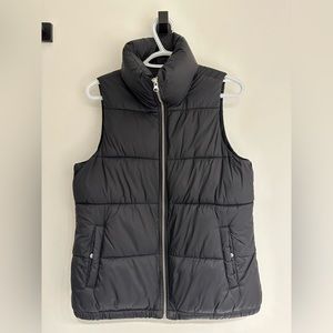Black Old Navy Women’s Puffer Vest - size small.